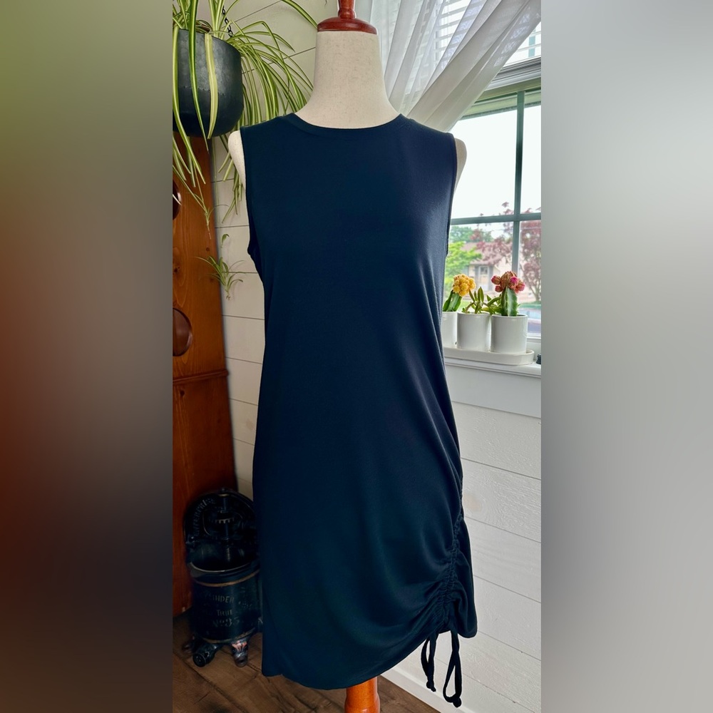COMO BLU CASUAL BLACK SLEEVELESS DRESS WITH RUCHING SIDE DETAIL. 
SIZE: P/S